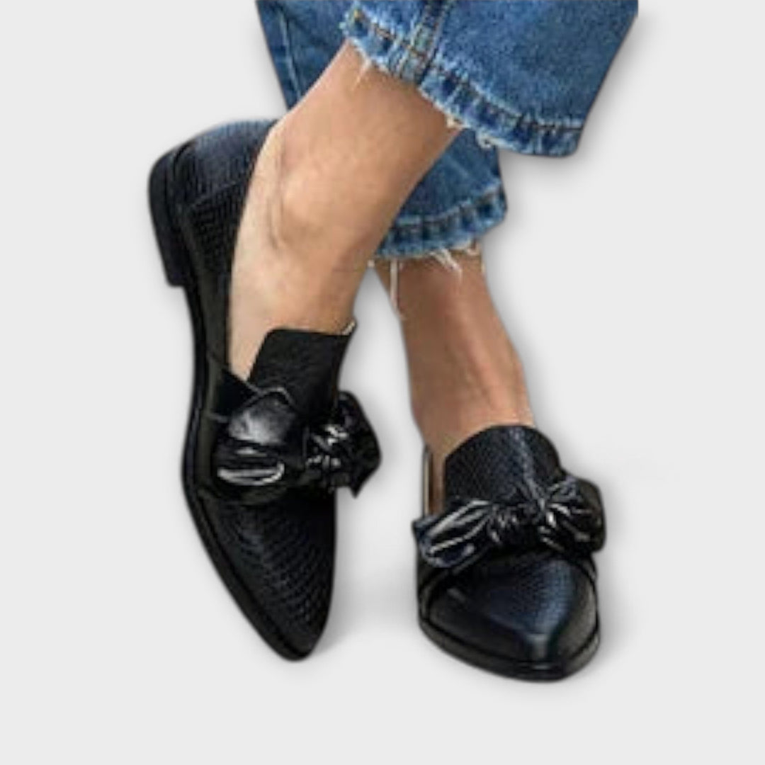 Zinnia – Loafer mit Schlangenhautmuster und Schleifendetail