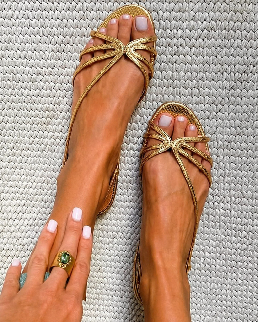 Elina | Goldene Sandalen mit feinen Riemchen