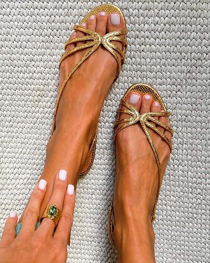 Elina | Goldene Sandalen mit feinen Riemchen