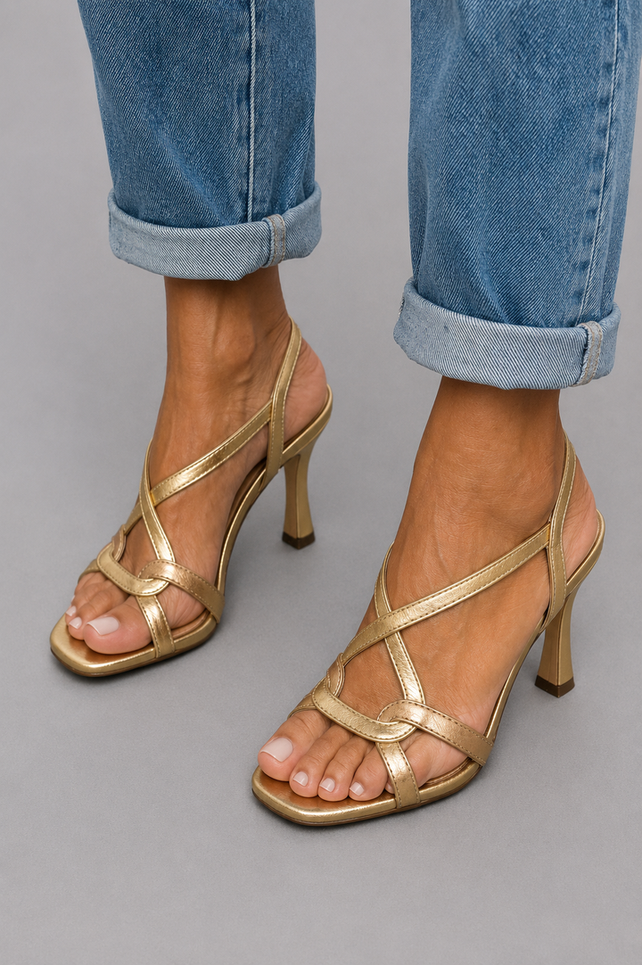 Noemi | Goldene Sandaletten mit Kreuzriemen