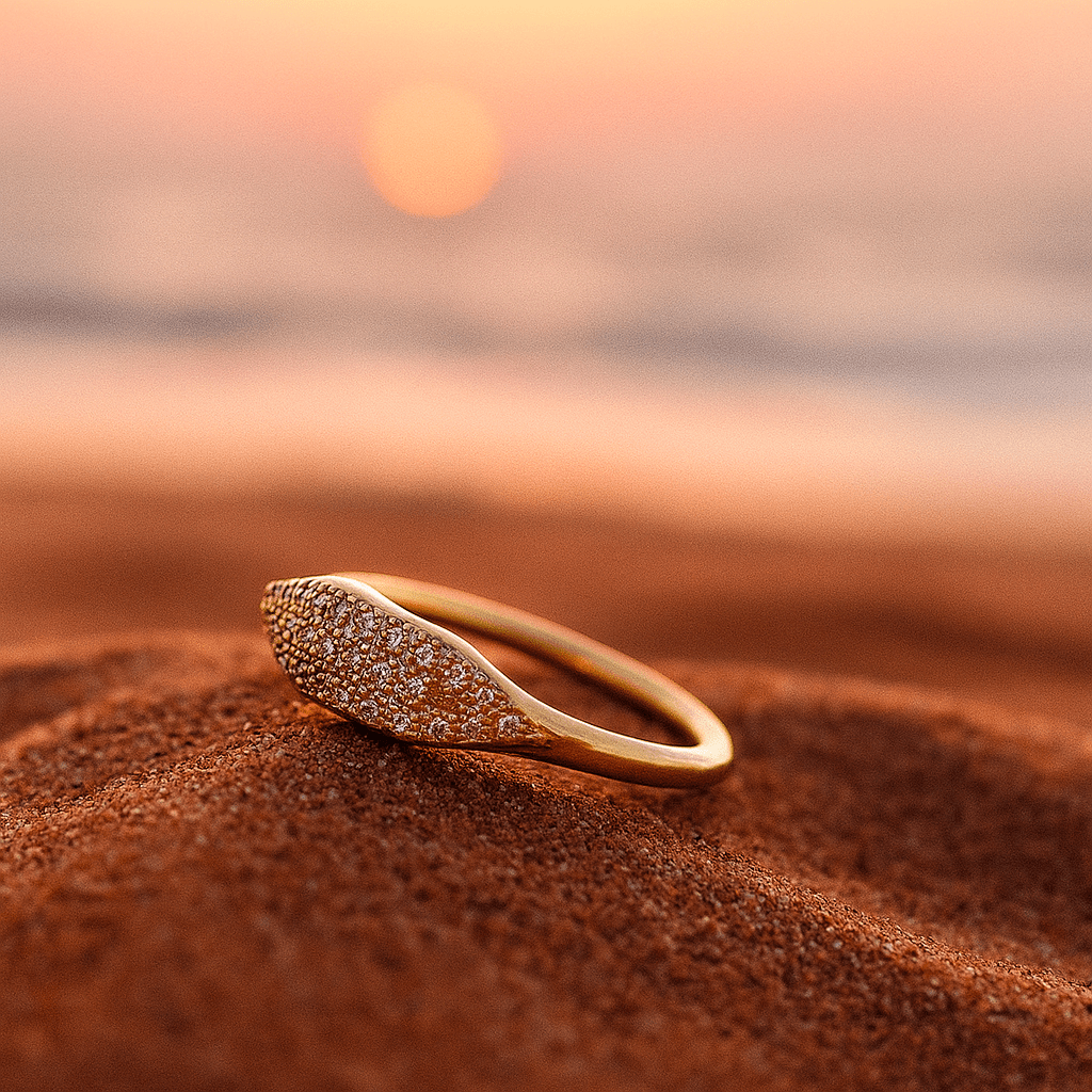 Wiederholter Zirkon-Goldring
