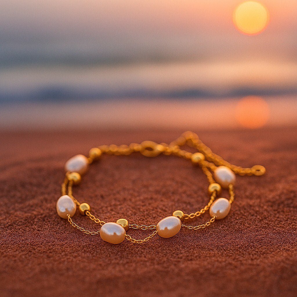 Stylischer goldener Perlenarmband